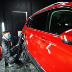 hombre pintando el coche