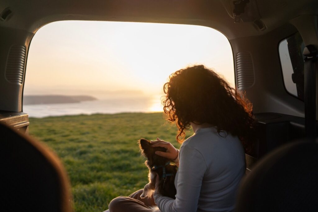 mujer en el coche con su perro