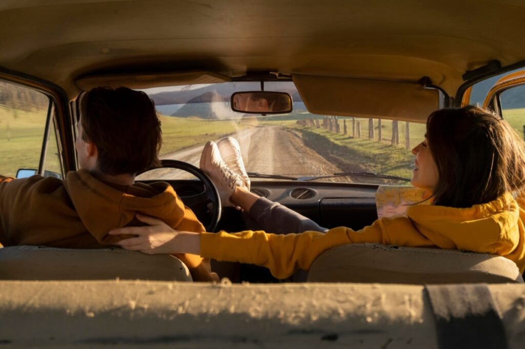 pareja viajando en un coche