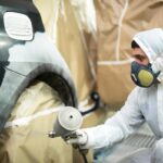 trabajador pintando un cocheo