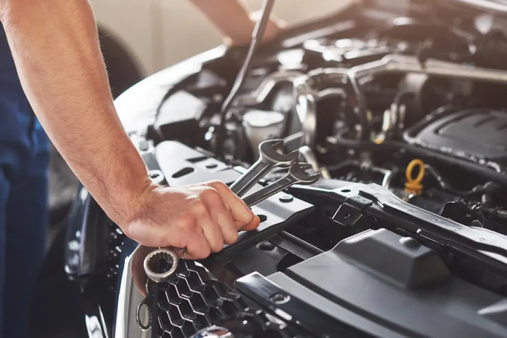 mecanico mirando motor de coche