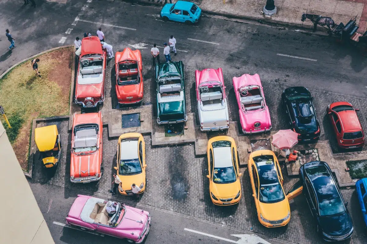 coches de colores aparcados