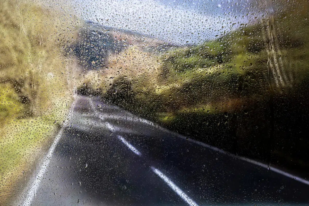 cristal de coche con gotas de lluvia