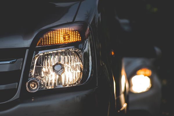 Ver y que te vean: el correcto uso de las luces del coche