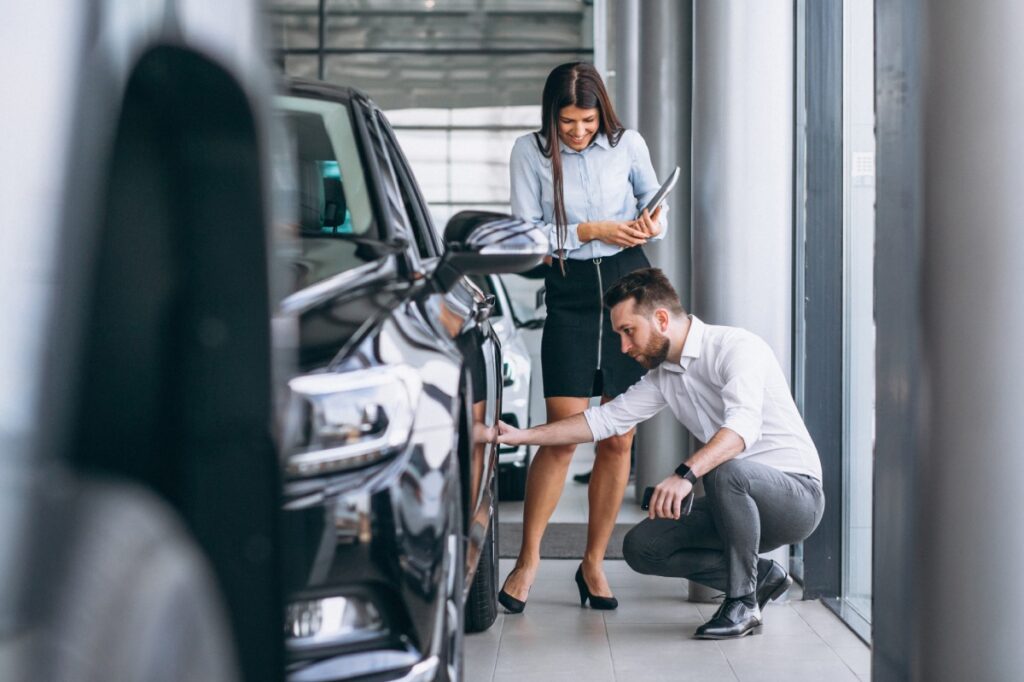 hombre comprando un coche