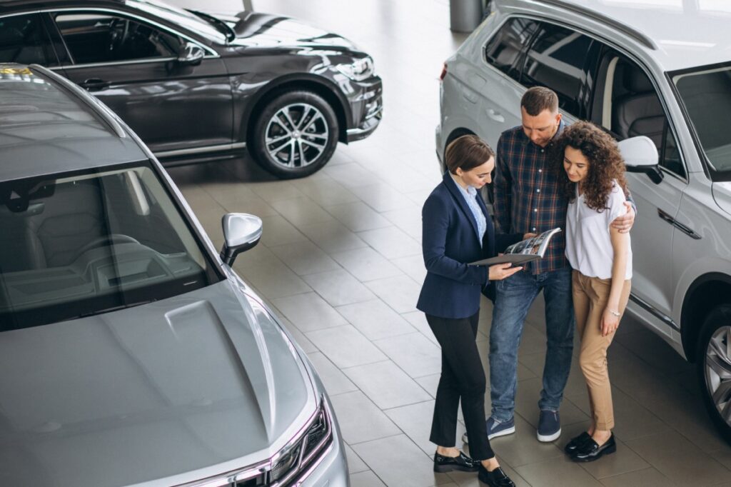vendedora de coches con pareja