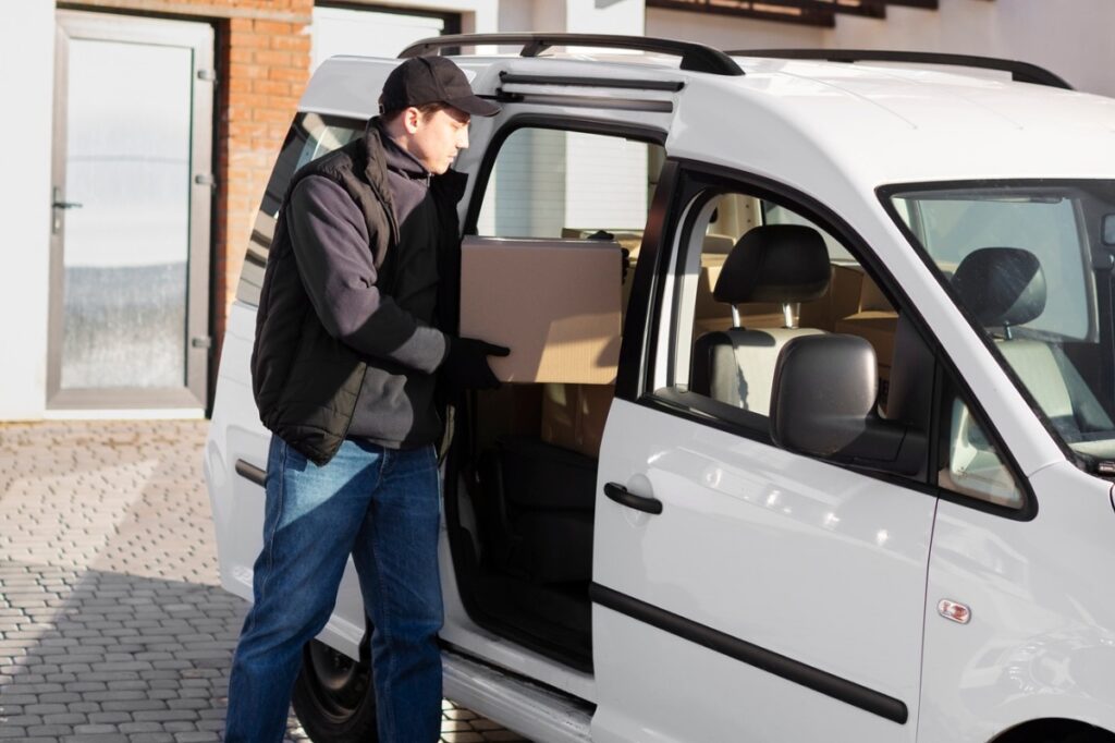 repartidor con una furgoneta