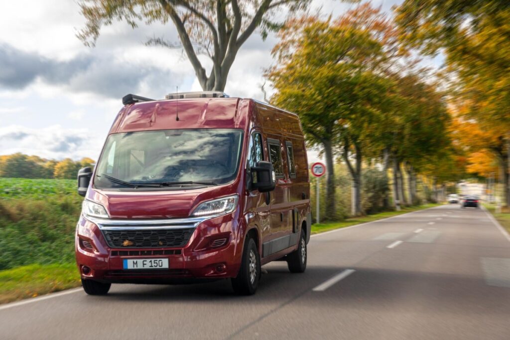 furgoneta grande roja en la carretera