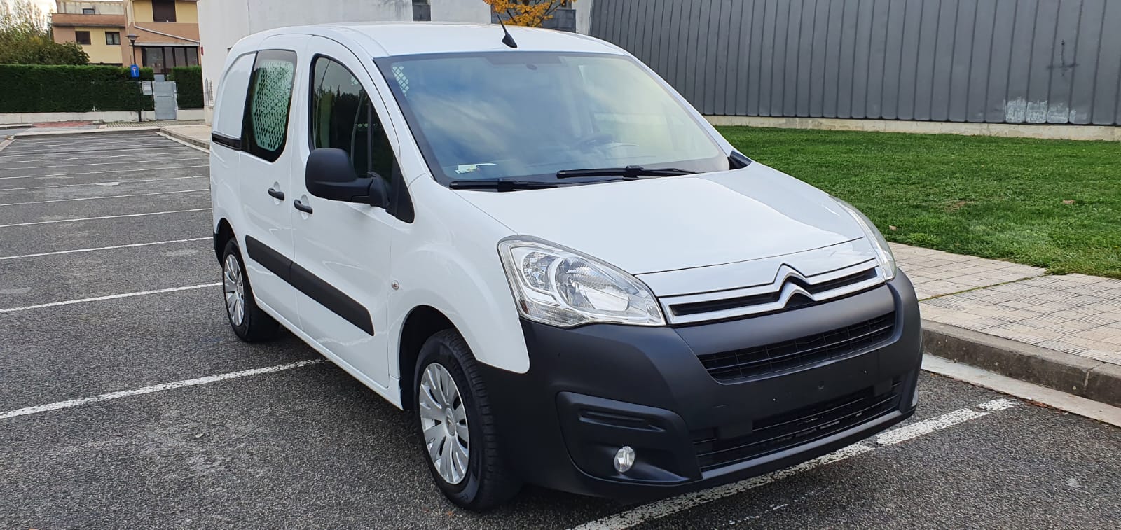 PEUGEOT Partner Talla M FG AUTO 1.6HDI 100cv + NAVI