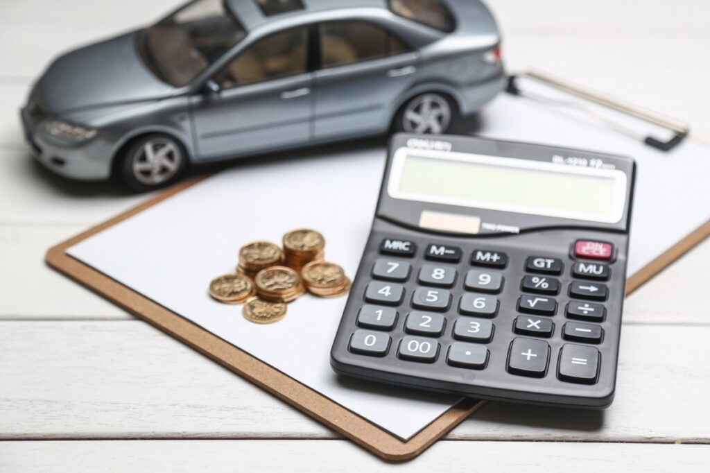 mesa con calculadora monedas y coche