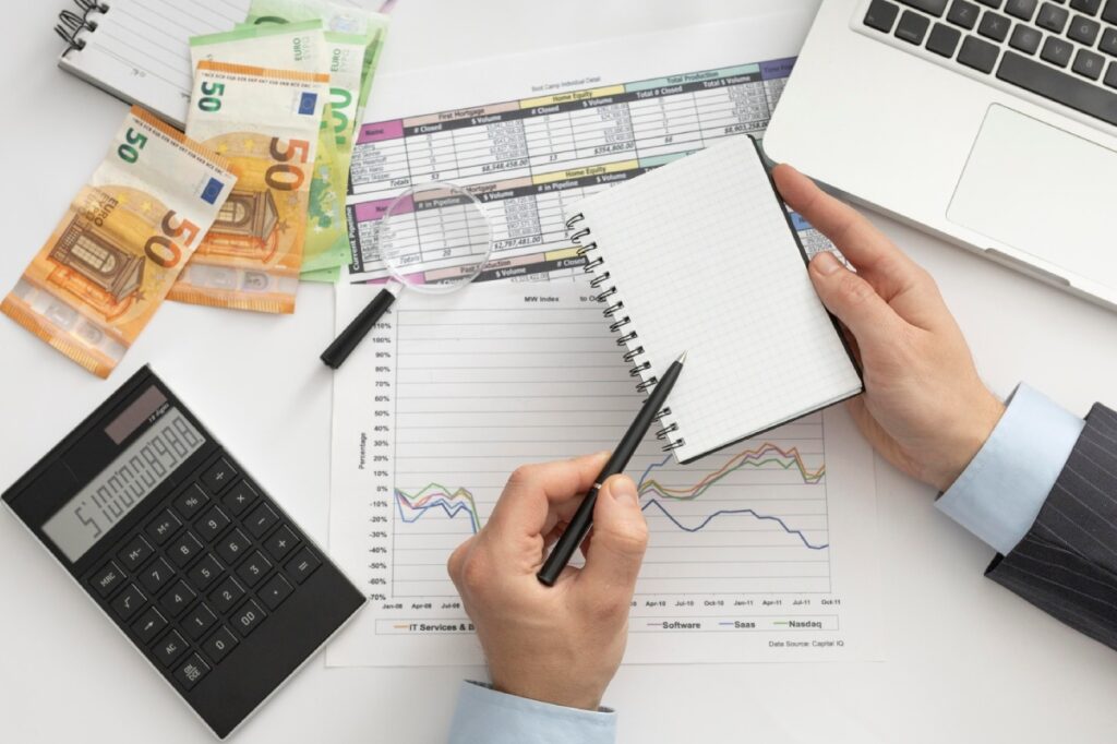 hombre sacando cuentes