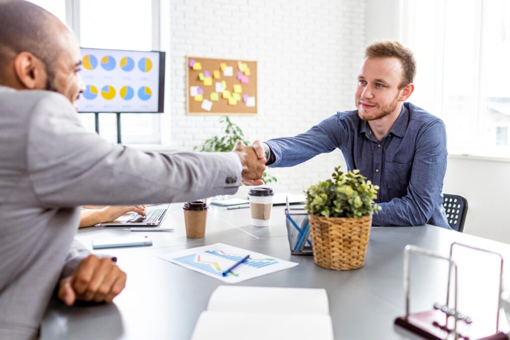 hombre comprando furgoneta de segunda mano