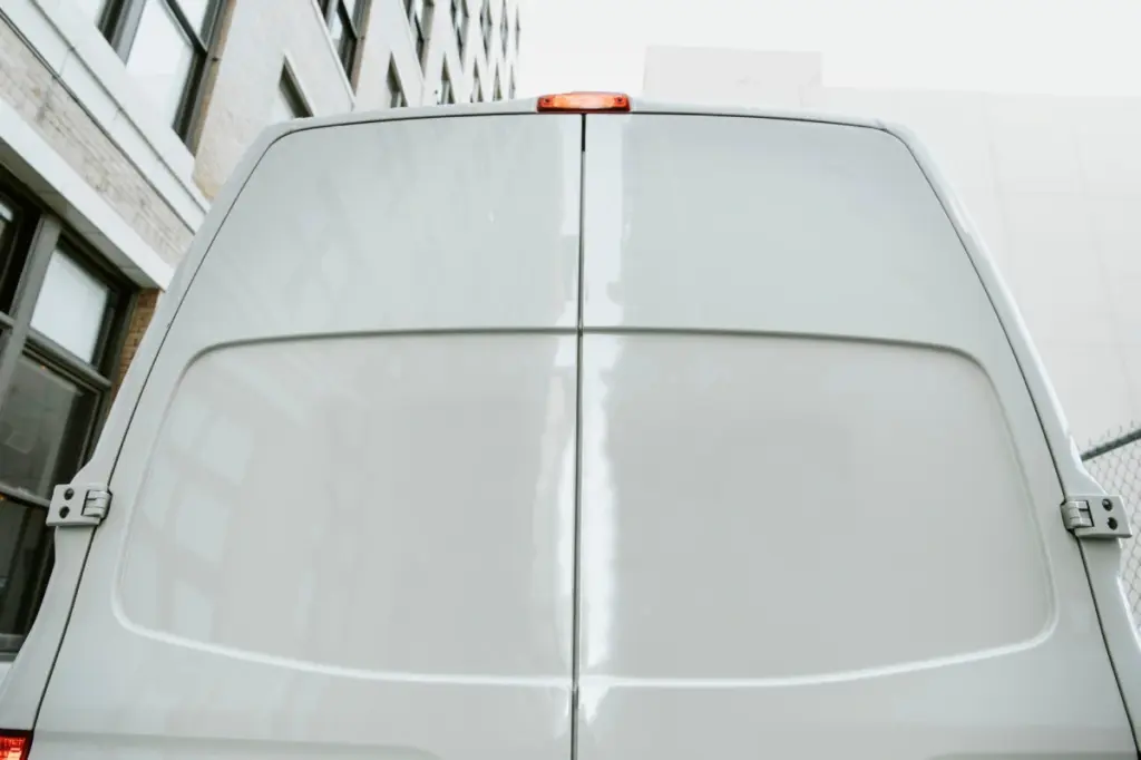 furgoneta con vinilos en el cristal