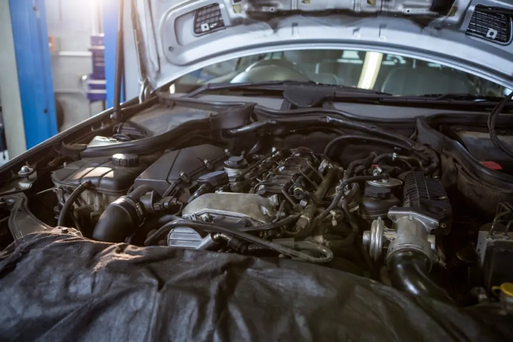capo de furgoneta abierta con motor