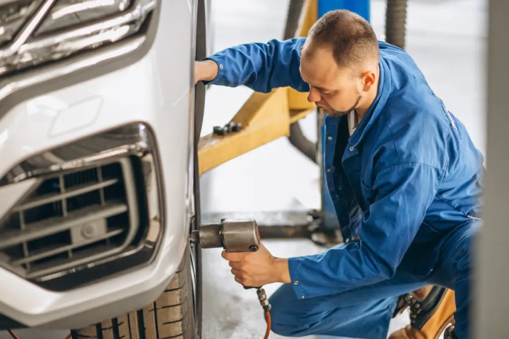 mecanico ajustando ruedas de la furgoneta