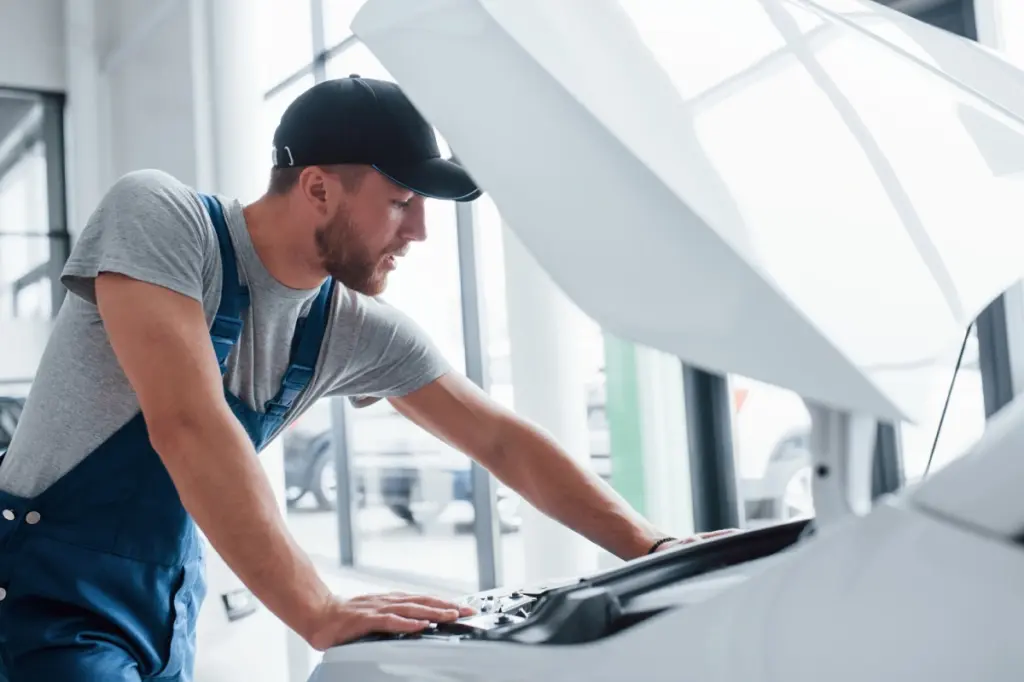 mecanico mirando motor de furgoneta