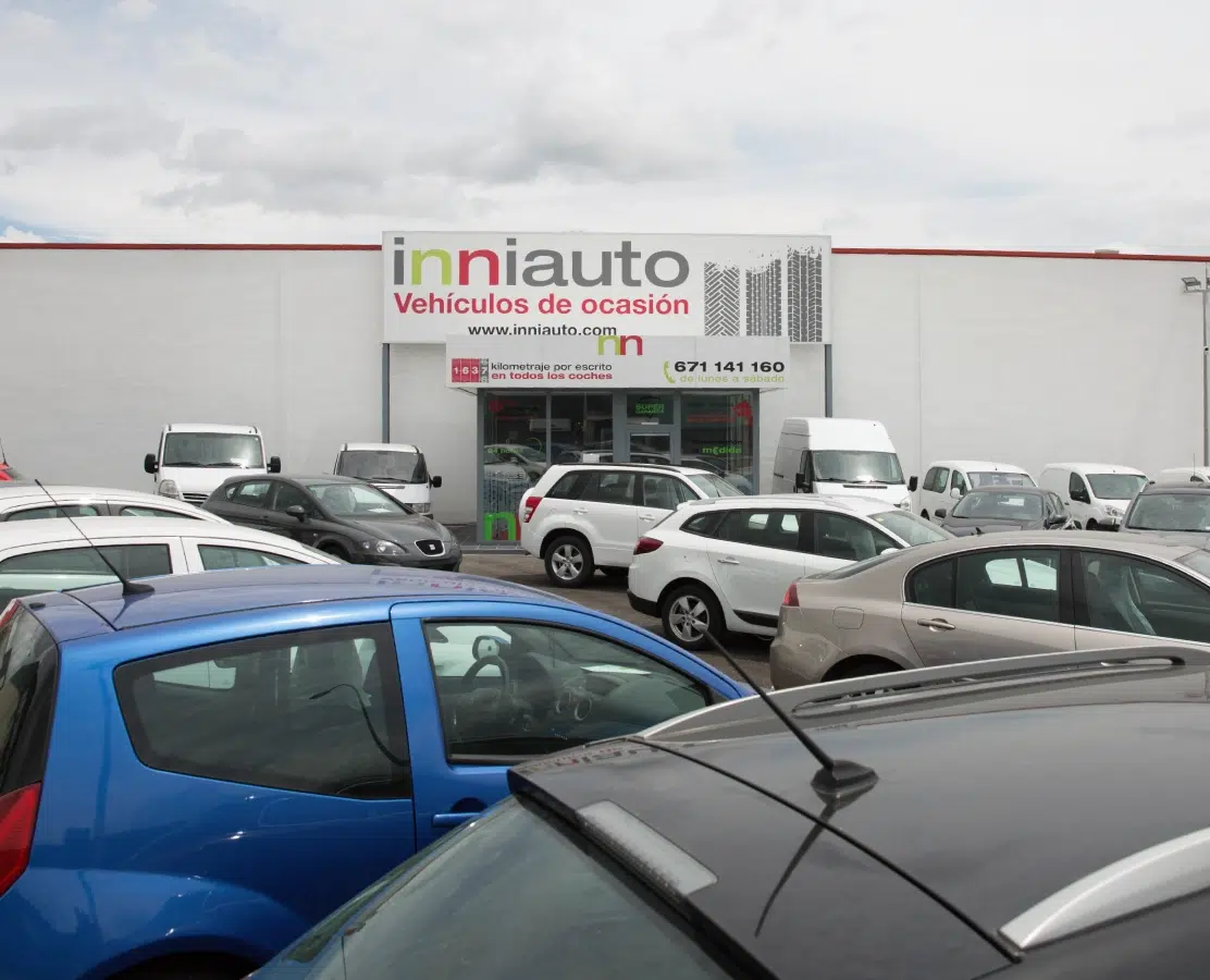 concesionario con cartel en la puerta