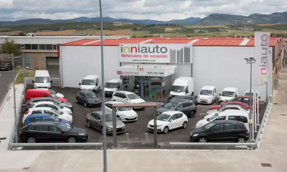 concesionario con coches en la puerta