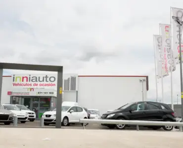 concesionario con coches fuera