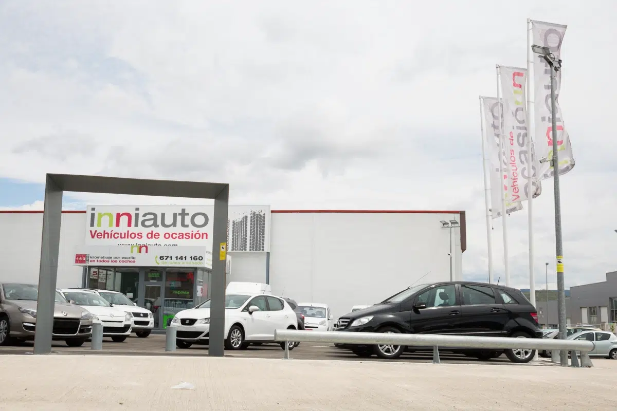 concesionario con coches fuera