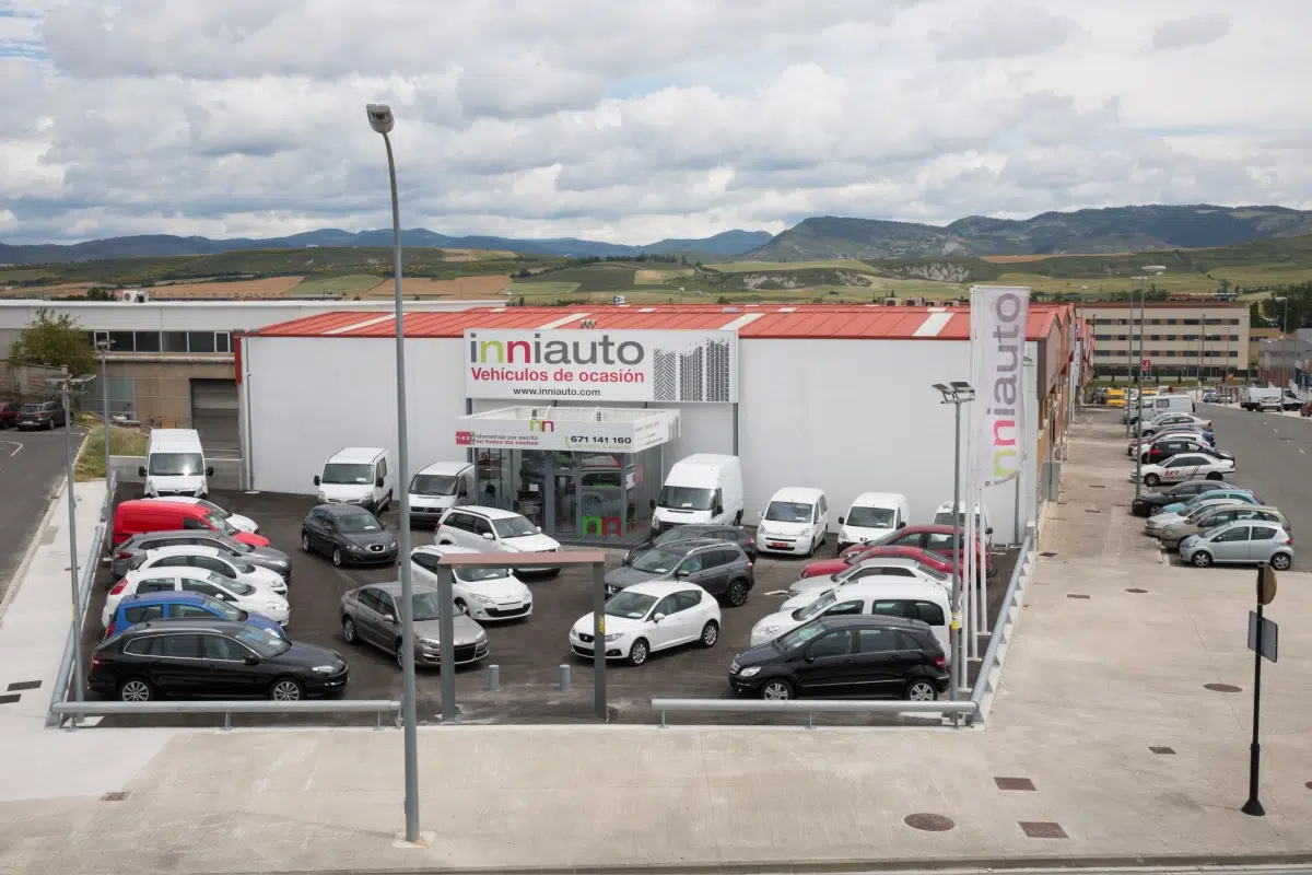 parking del concesionario con coches