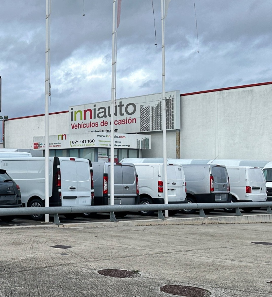entrada del concesionario con furgonetas fuera entrada del concesionario con furgonetas fuera