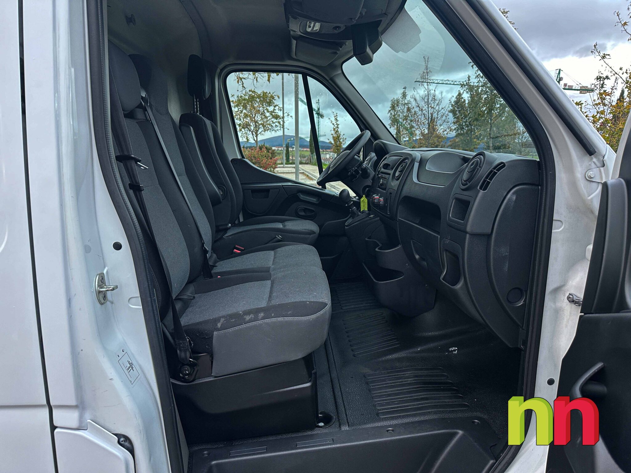 RENAULT Master Carrozada chasis bajo sin plataforma L3 F35 2.3DCI 130cv + NAVI + RAMPA ELÉCTRICA ELEVADORA