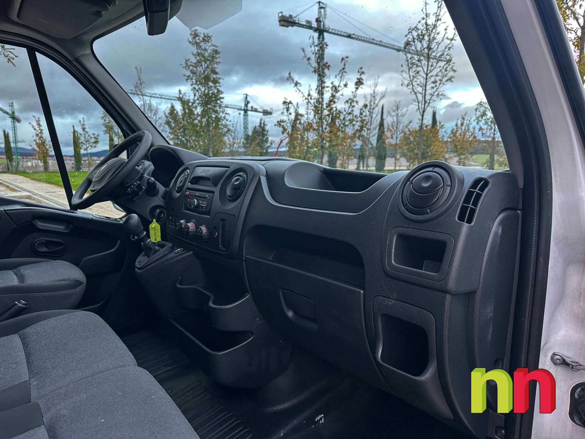RENAULT Master Carrozada chasis bajo sin plataforma L3 F35 2.3DCI 130cv + NAVI + RAMPA ELÉCTRICA ELEVADORA