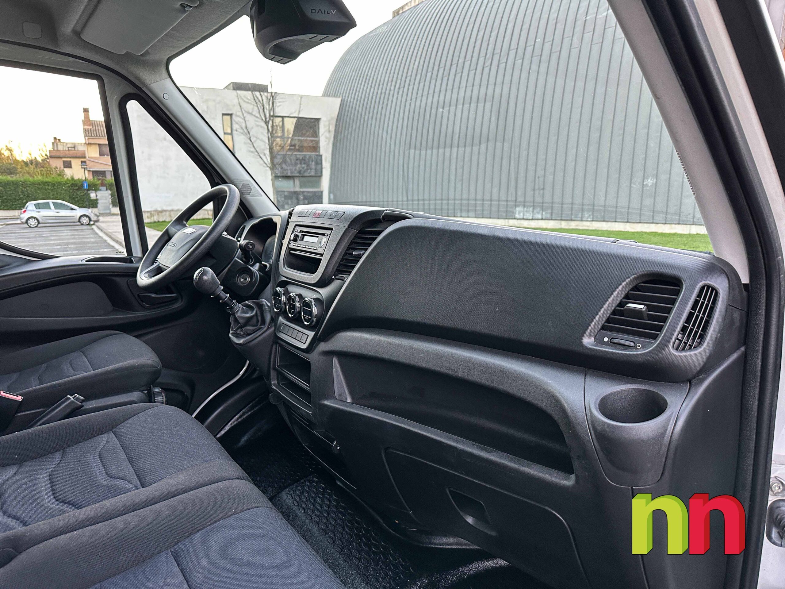 IVECO Daily carrozada con plataforma 3.0TD 145cv 20m3 + puerta lateral