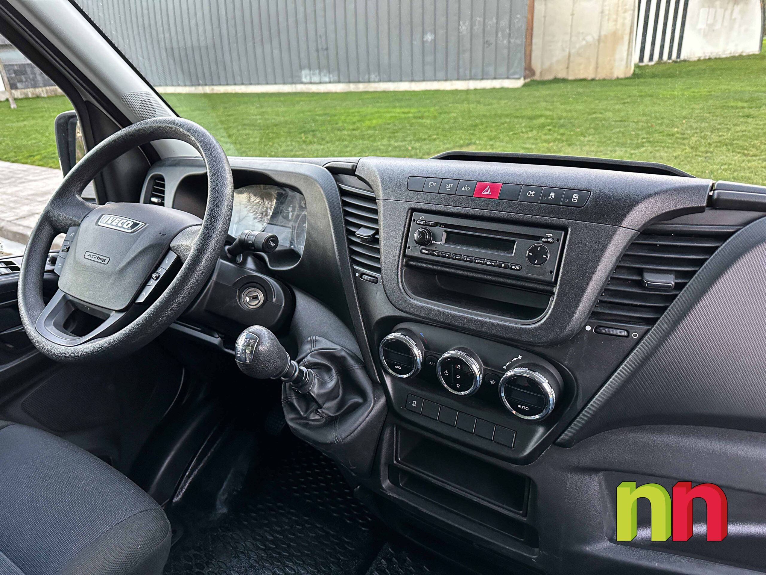 IVECO Daily carrozada con plataforma 3.0TD 145cv 20m3 + puerta lateral