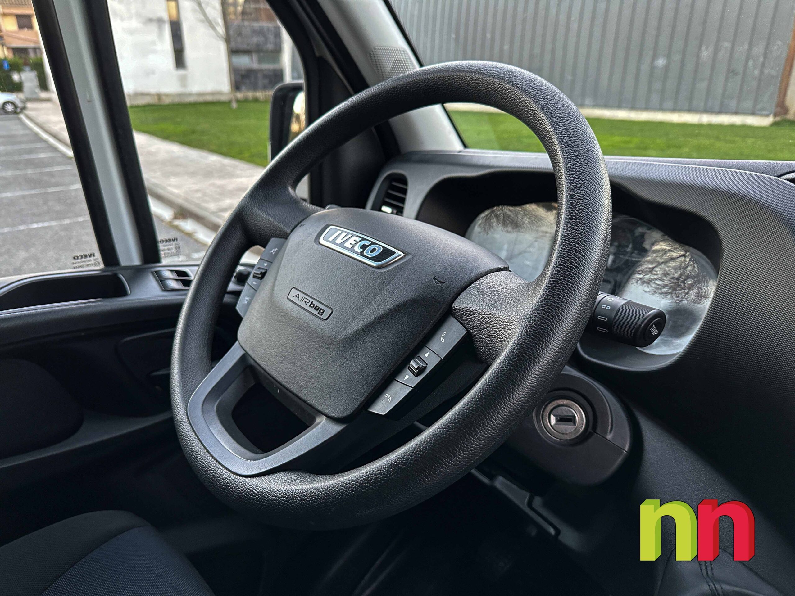 IVECO Daily carrozada con plataforma 3.0TD 145cv 20m3 + puerta lateral