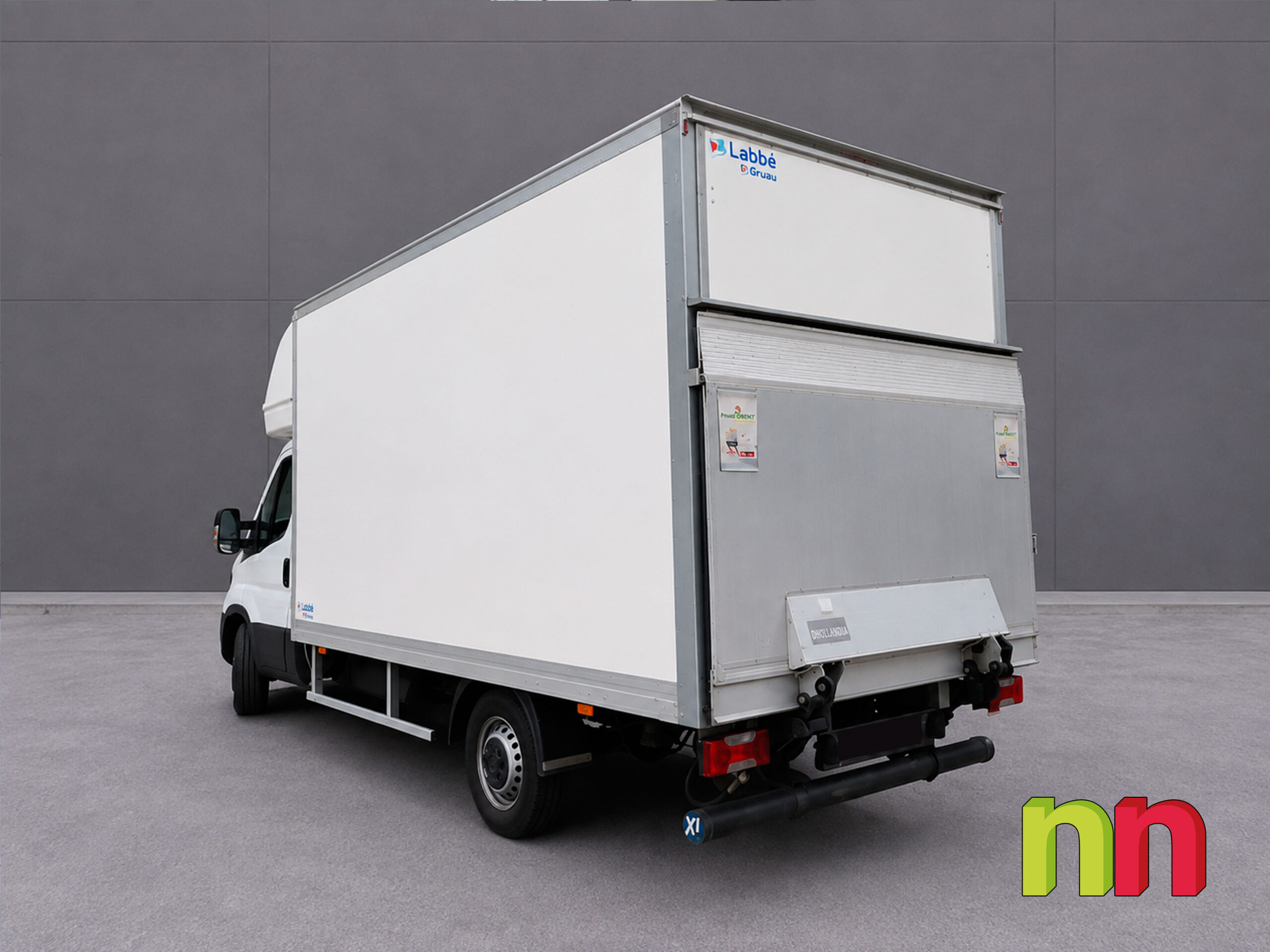 IVECO Daily carrozada con plataforma 3.0TD 145cv 20m3 + puerta lateral