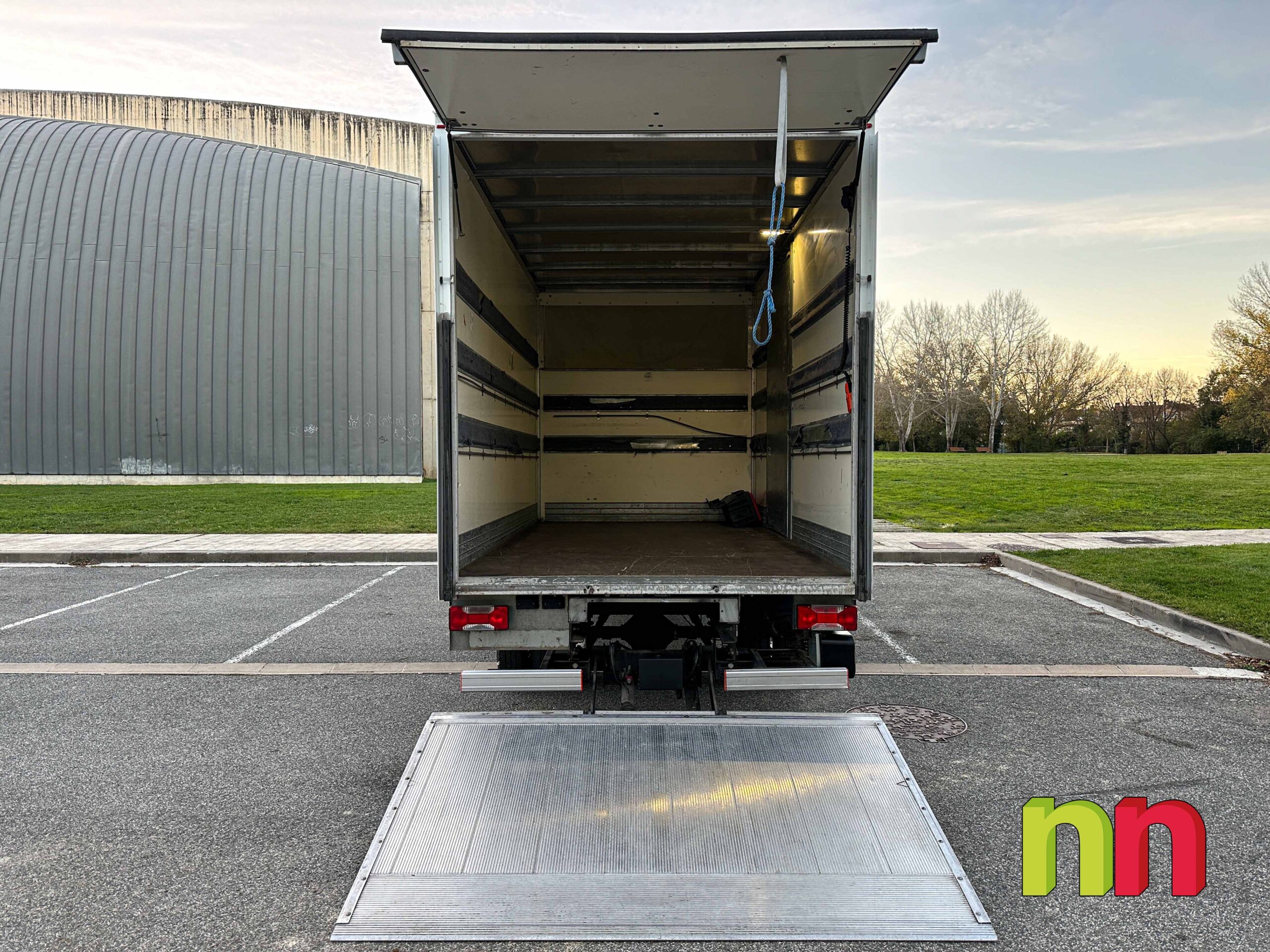 IVECO Daily carrozada con plataforma 3.0TD 145cv 20m3 + puerta lateral