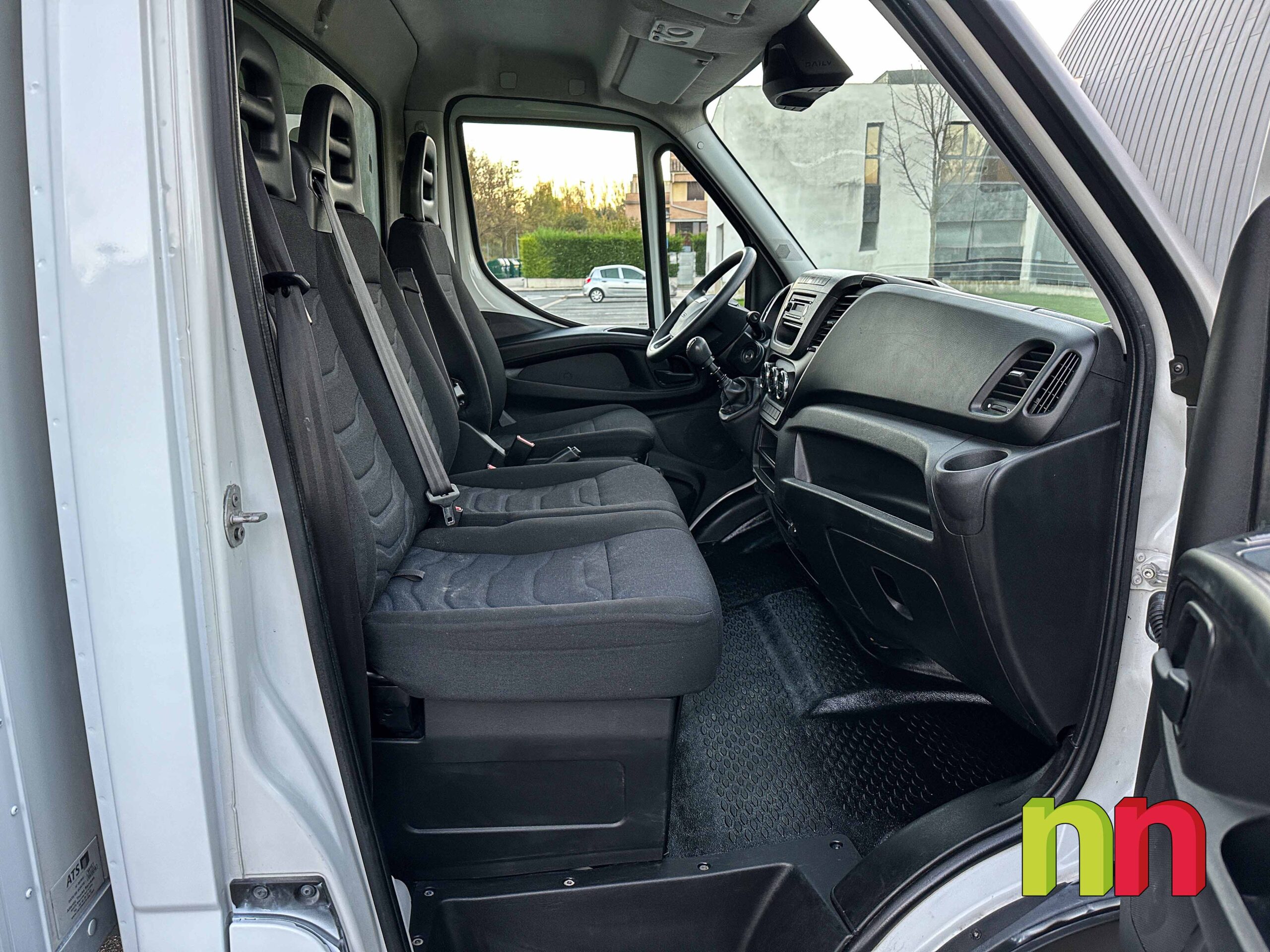 IVECO Daily carrozada con plataforma 3.0TD 145cv 20m3 + puerta lateral
