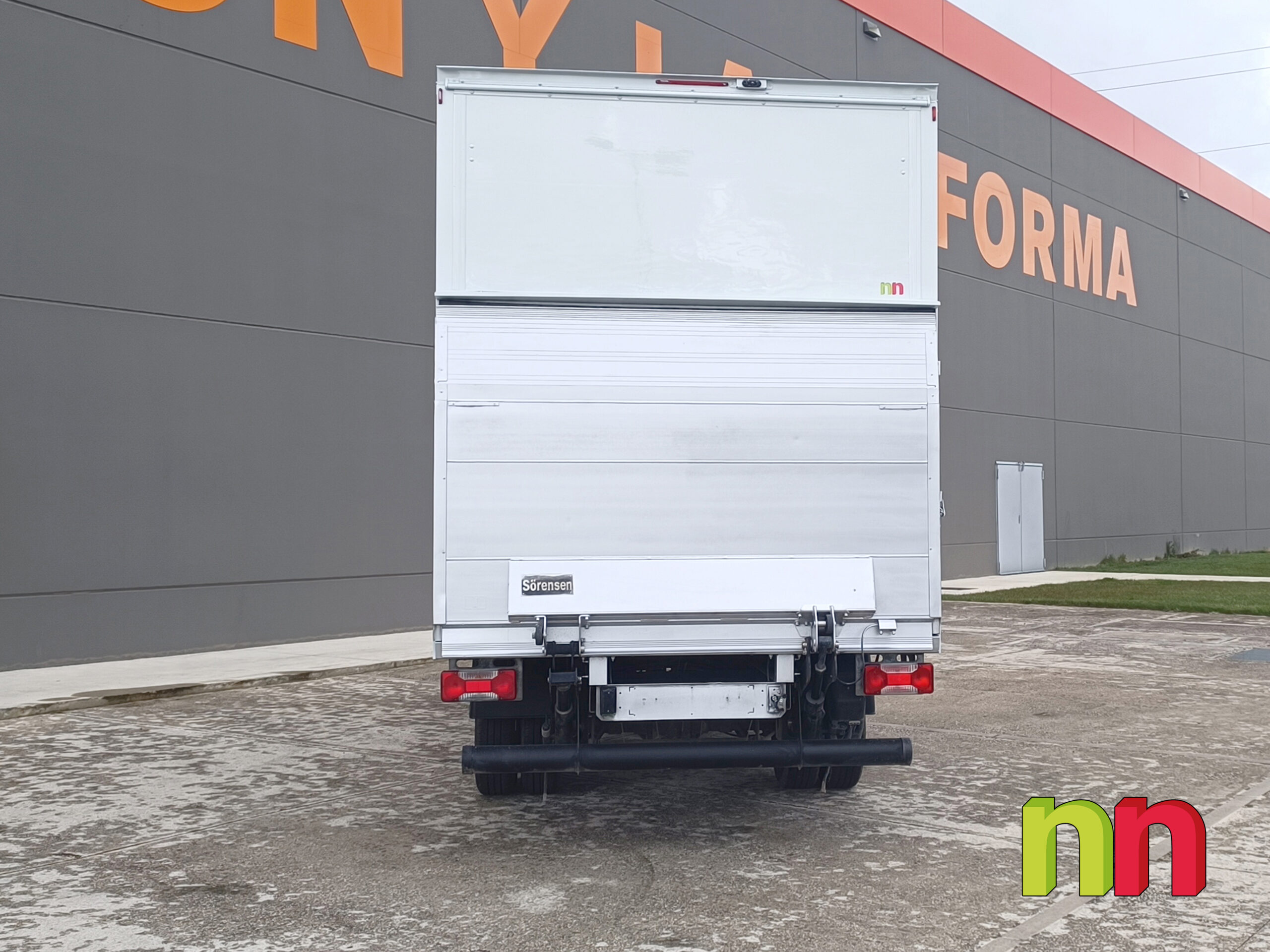IVECO Daily carrozada con plataforma 3.0TD 160cv 20m3 + puerta lateral + doble rueda