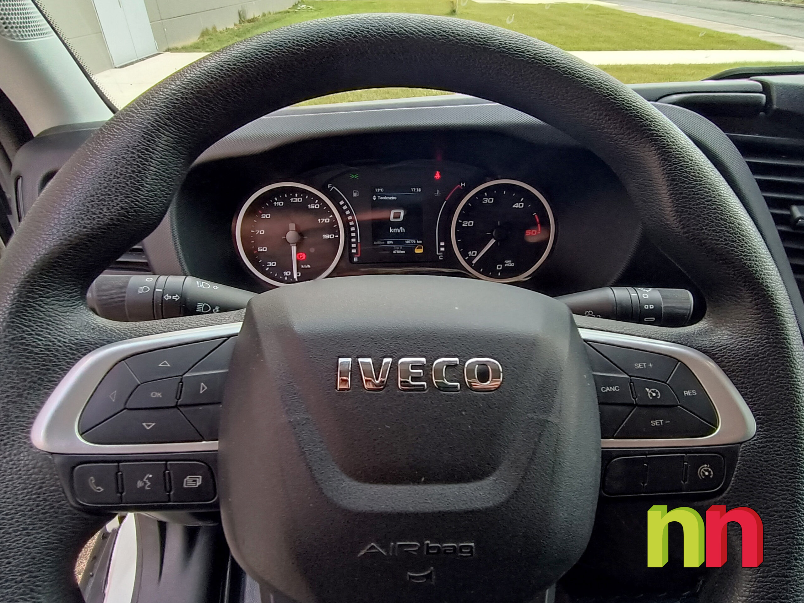 IVECO Daily carrozada con plataforma 3.0TD 160cv 20m3 + puerta lateral + doble rueda