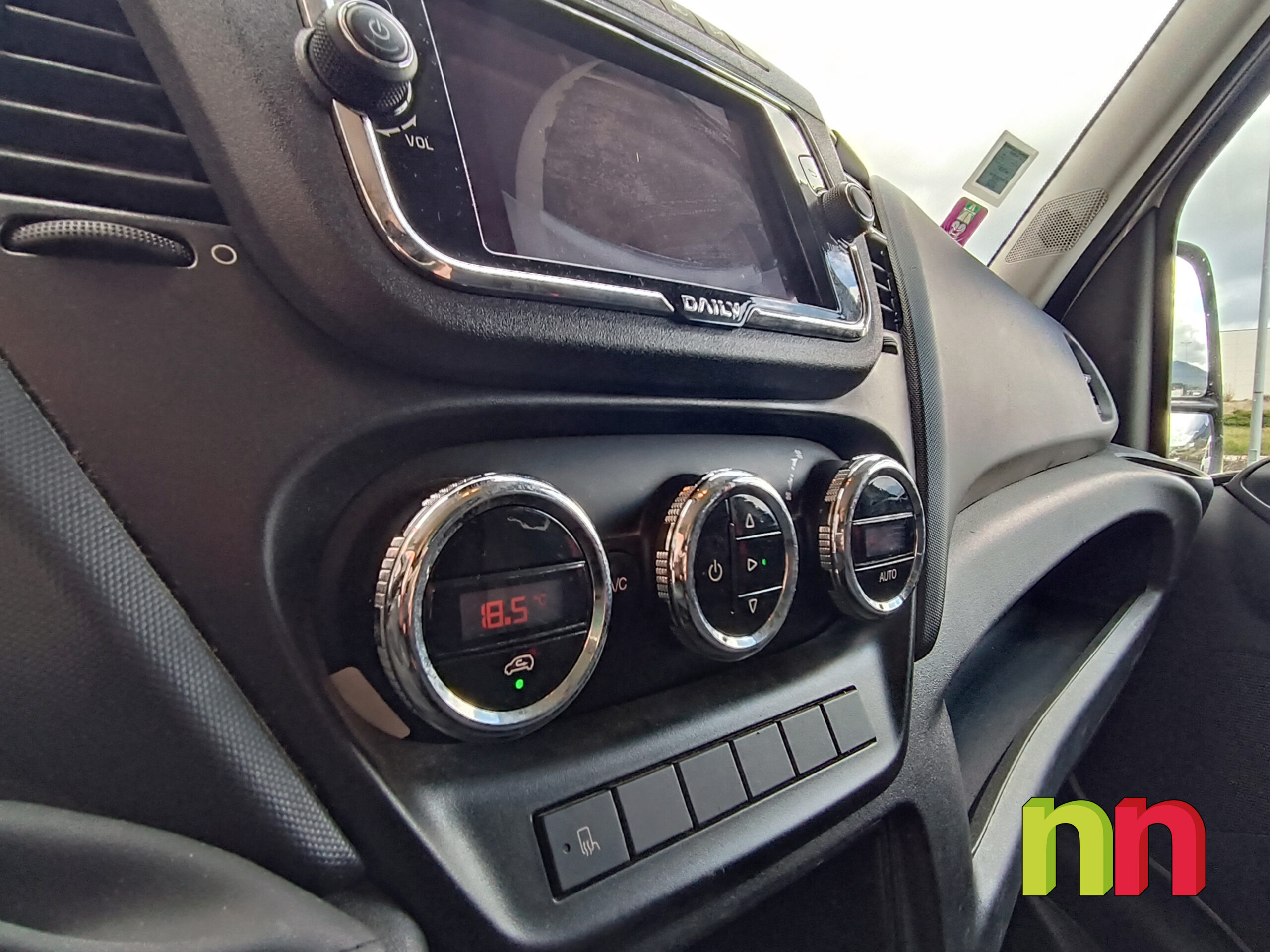 IVECO Daily carrozada con plataforma 3.0TD 160cv 20m3 + puerta lateral + doble rueda