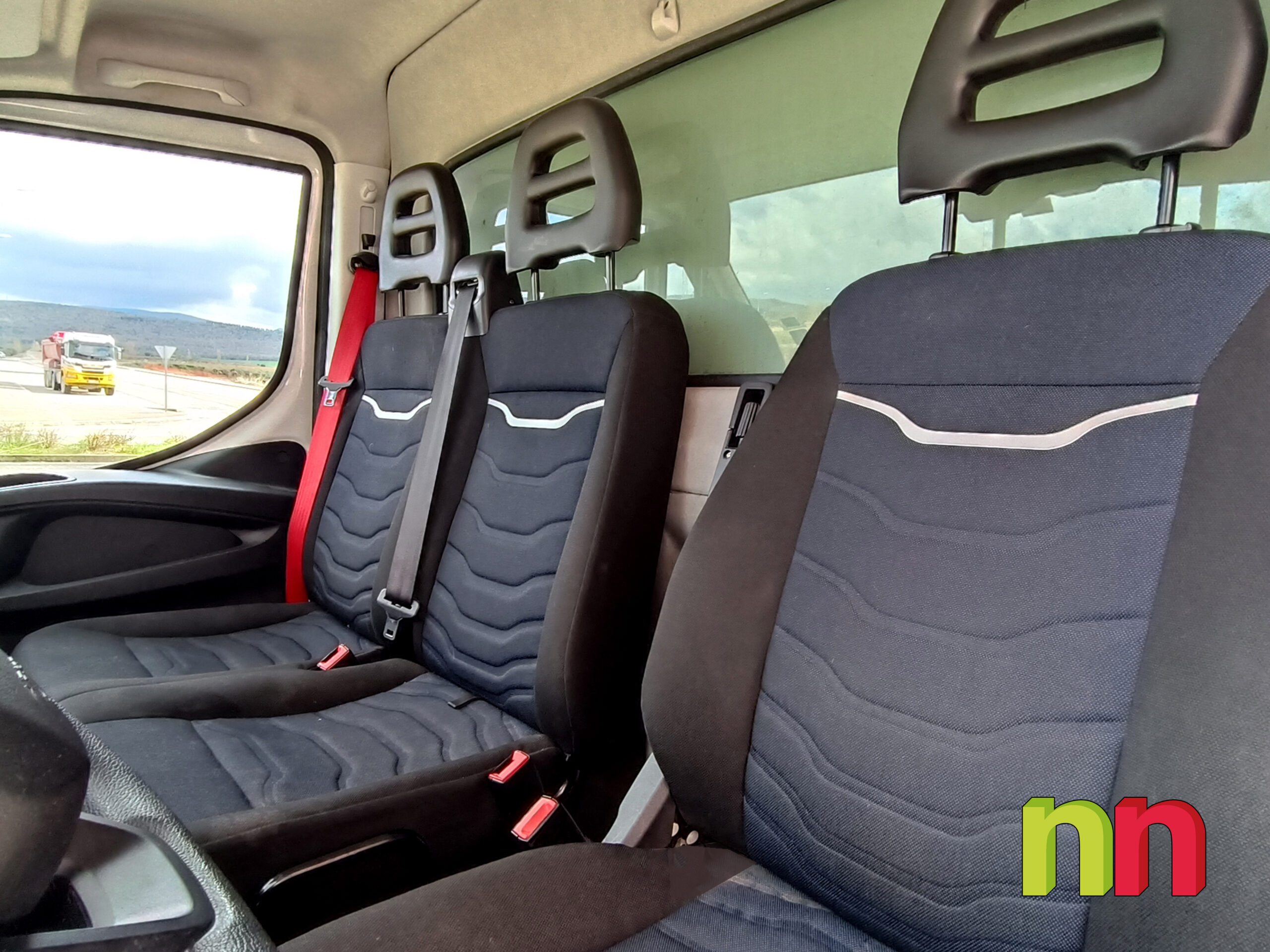 IVECO Daily carrozada con plataforma 3.0TD 160cv 20m3 + puerta lateral + doble rueda