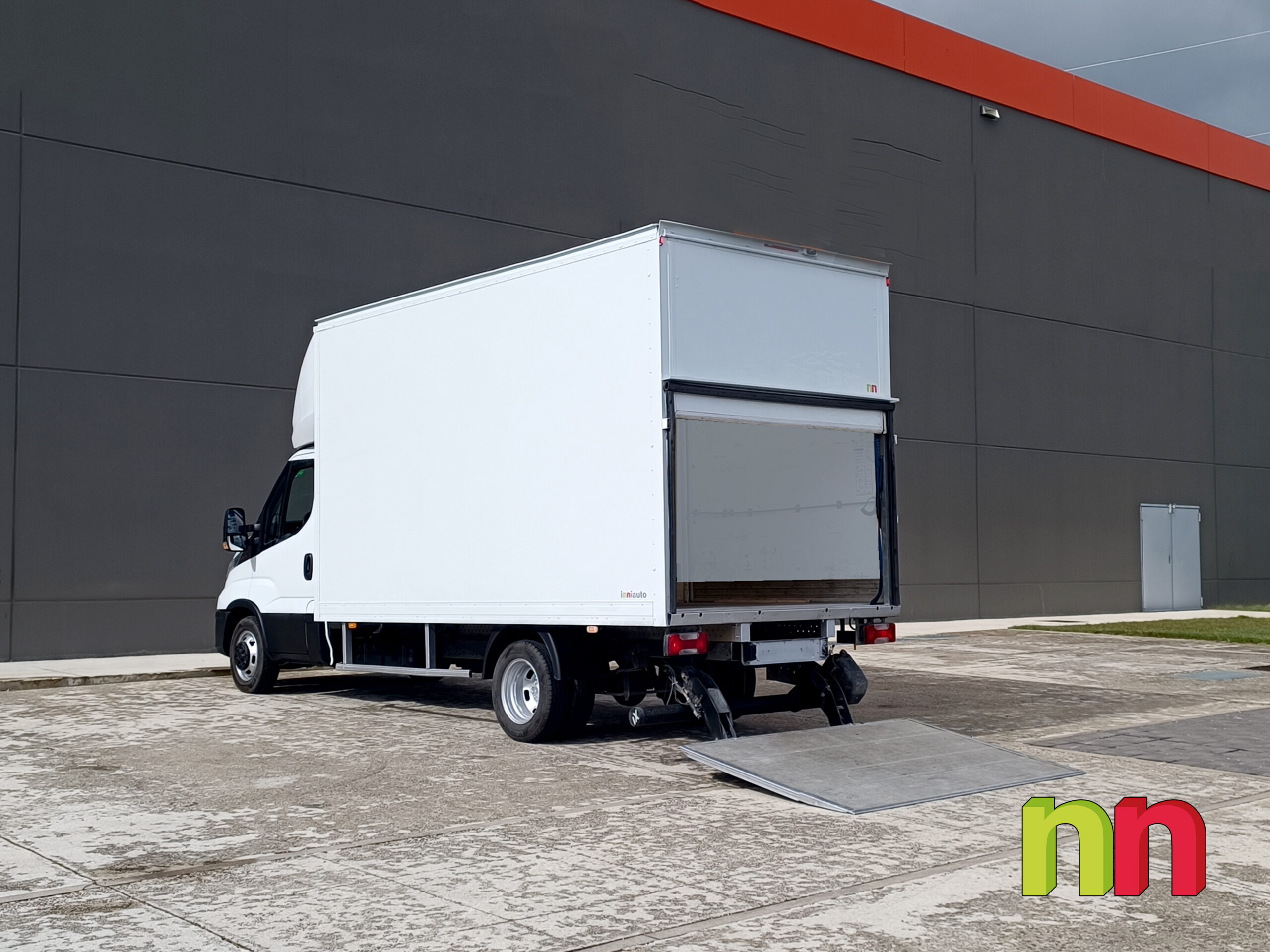IVECO Daily carrozada con plataforma 3.0TD 160cv 20m3 + puerta lateral + doble rueda