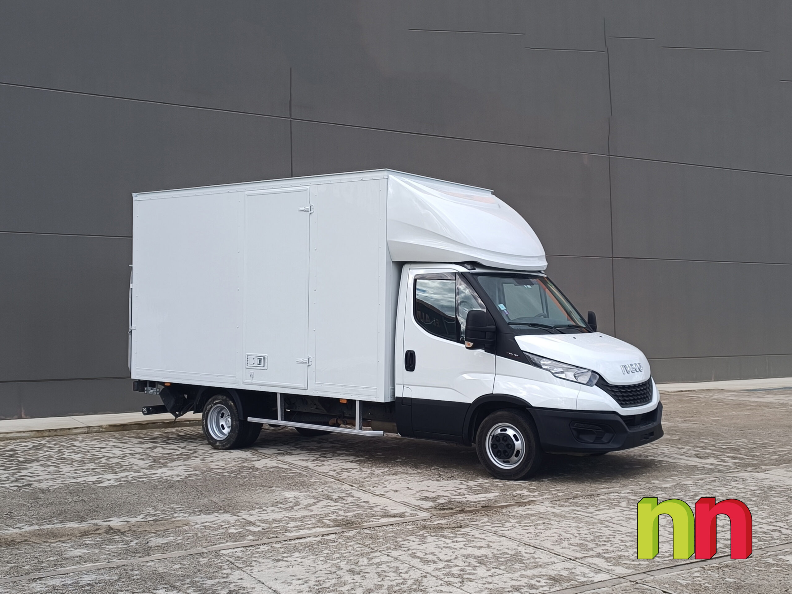 IVECO Daily carrozada con plataforma 3.0TD 160cv 20m3 + puerta lateral + doble rueda