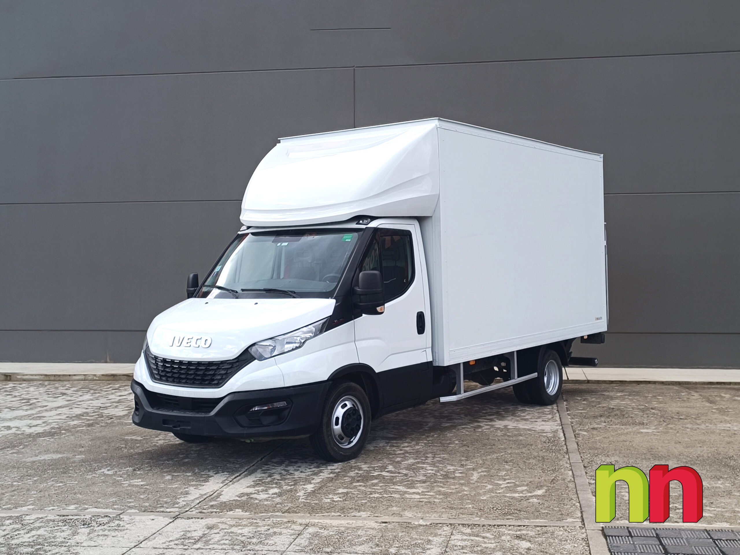 IVECO Daily carrozada con plataforma 3.0TD 160cv 20m3 + puerta lateral + doble rueda