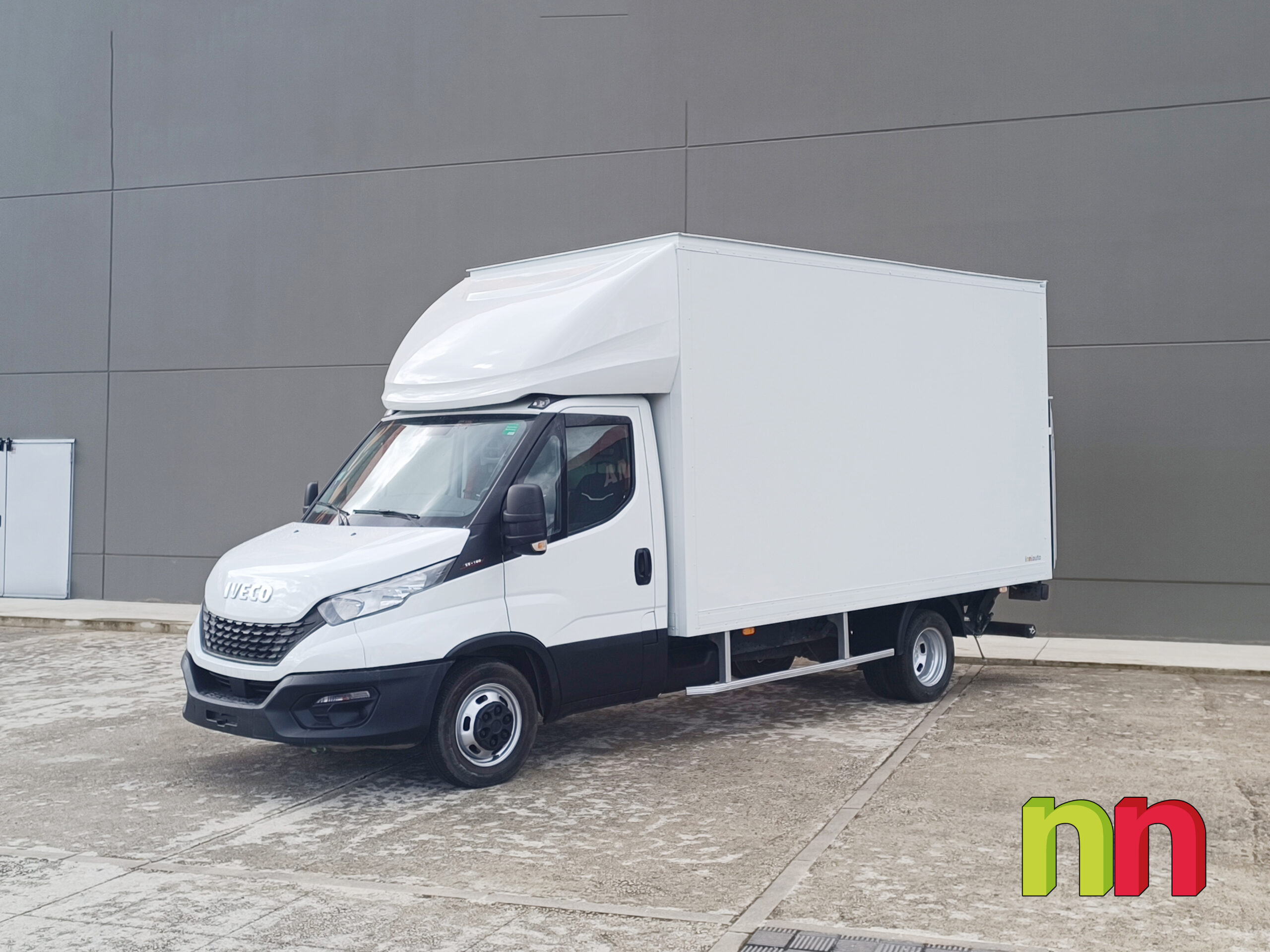 IVECO Daily carrozada con plataforma 3.0TD 160cv 20m3 + puerta lateral + doble rueda