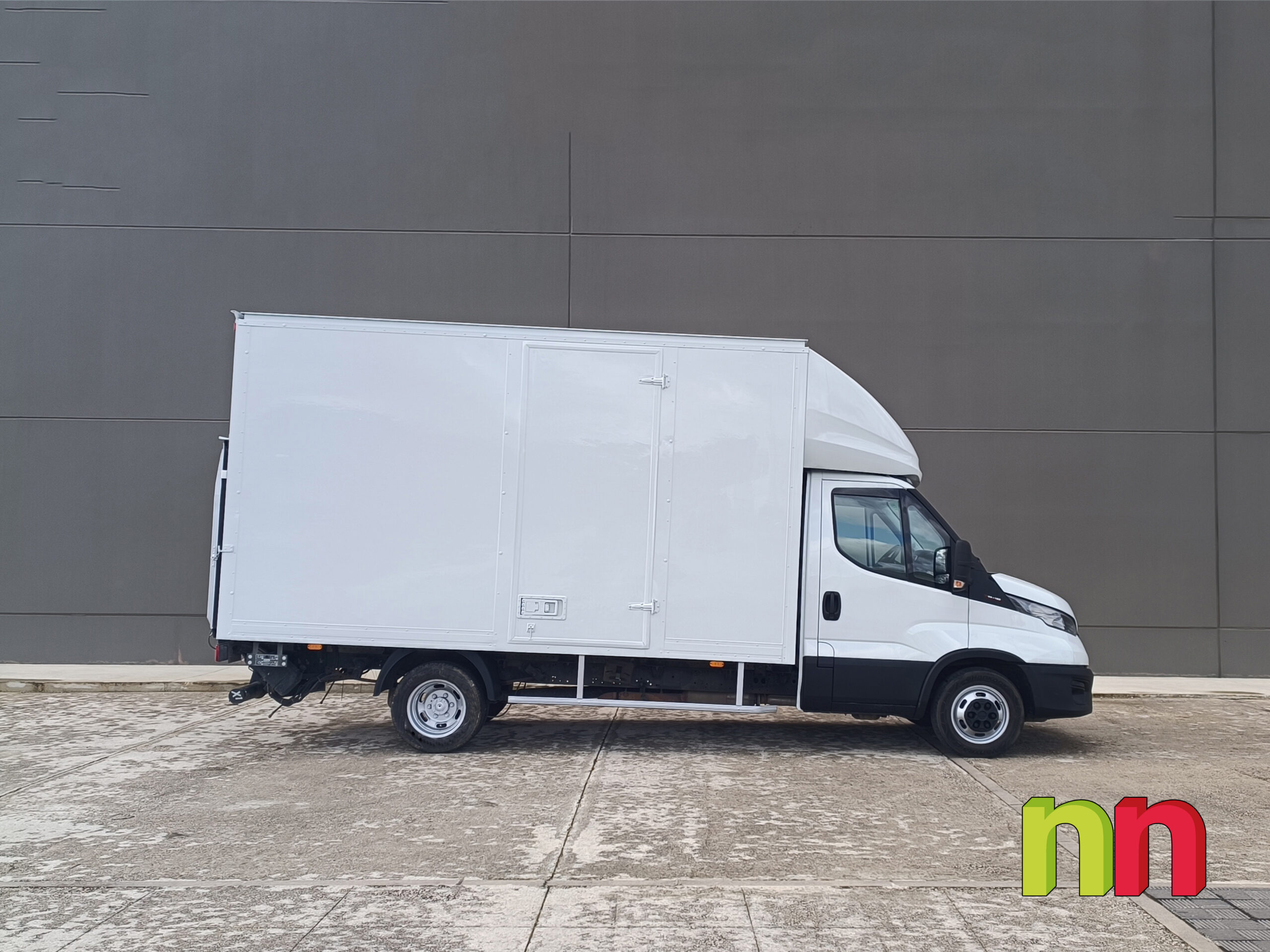 IVECO Daily carrozada con plataforma 3.0TD 160cv 20m3 + puerta lateral + doble rueda