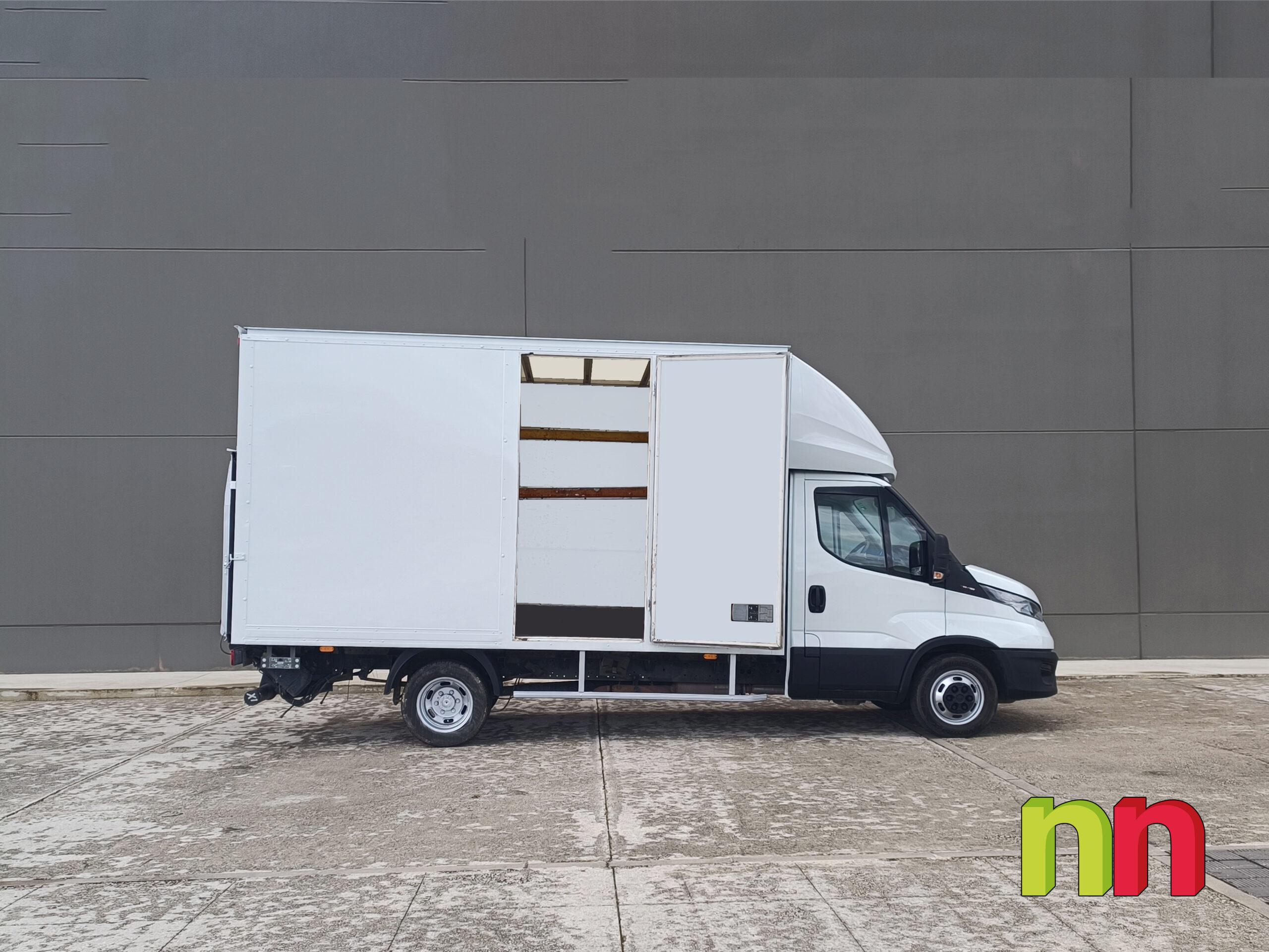 IVECO Daily carrozada con plataforma 3.0TD 160cv 20m3 + puerta lateral + doble rueda