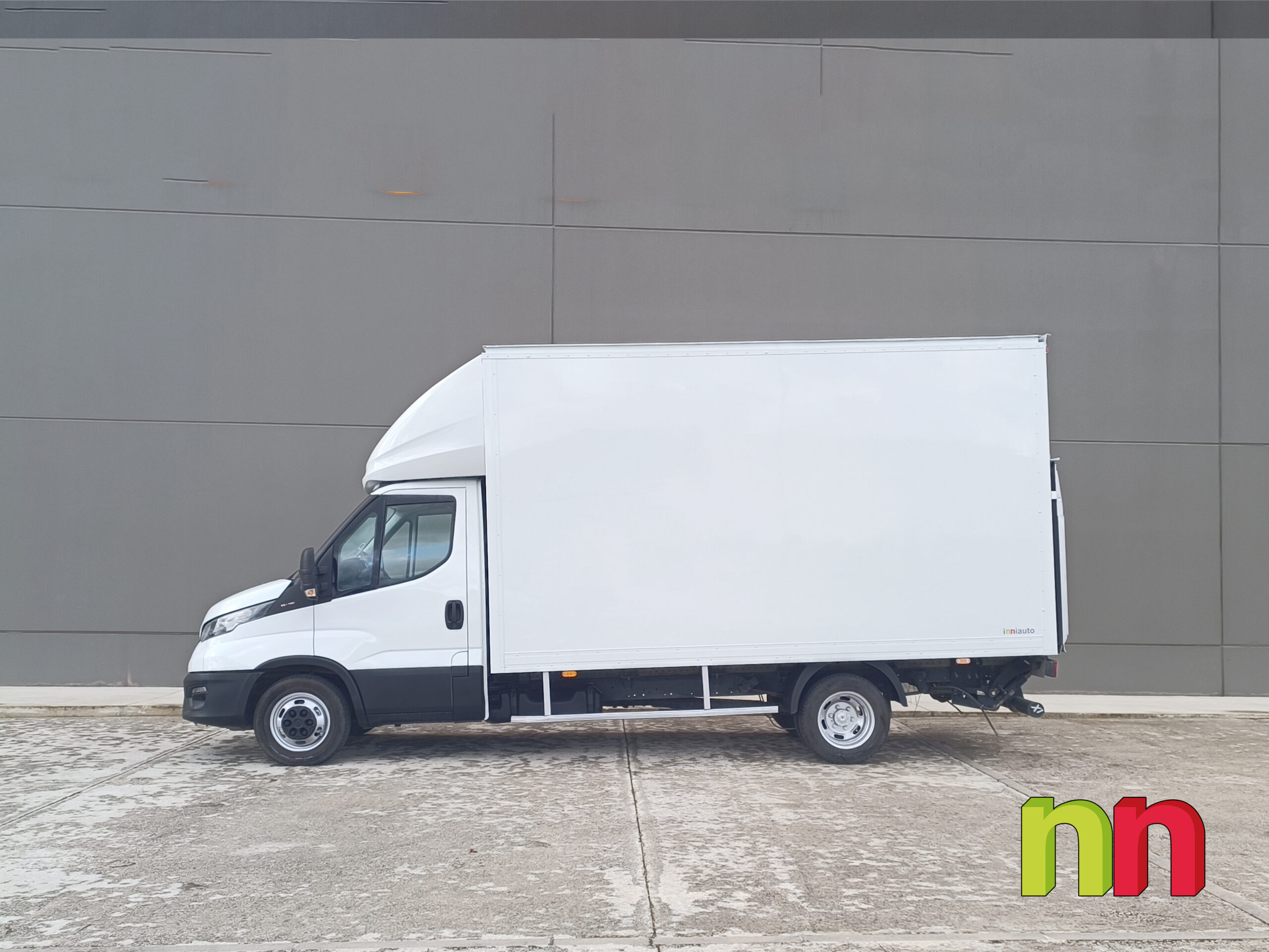 IVECO Daily carrozada con plataforma 3.0TD 160cv 20m3 + puerta lateral + doble rueda