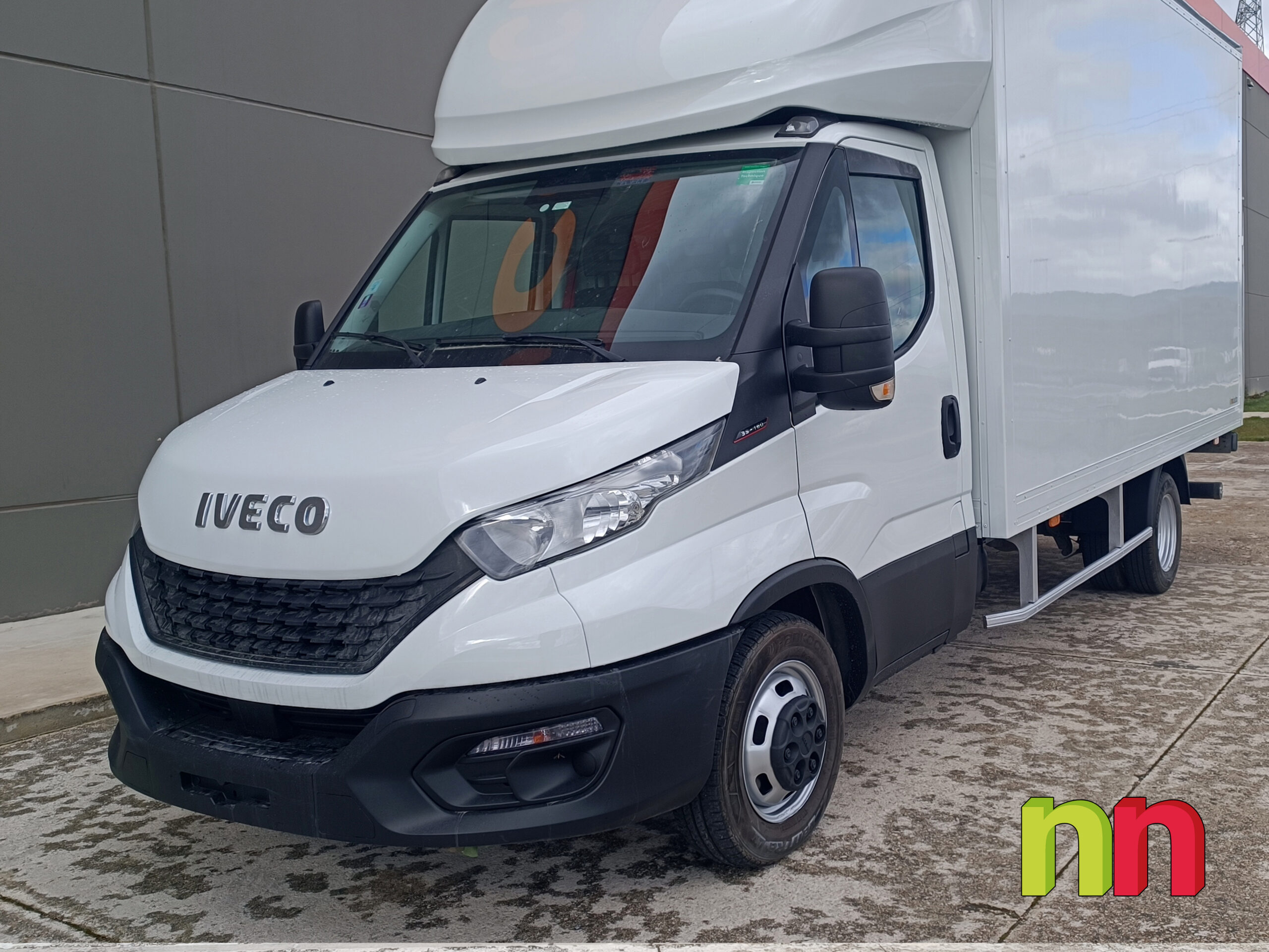 IVECO Daily carrozada con plataforma 3.0TD 160cv 20m3 + puerta lateral + doble rueda