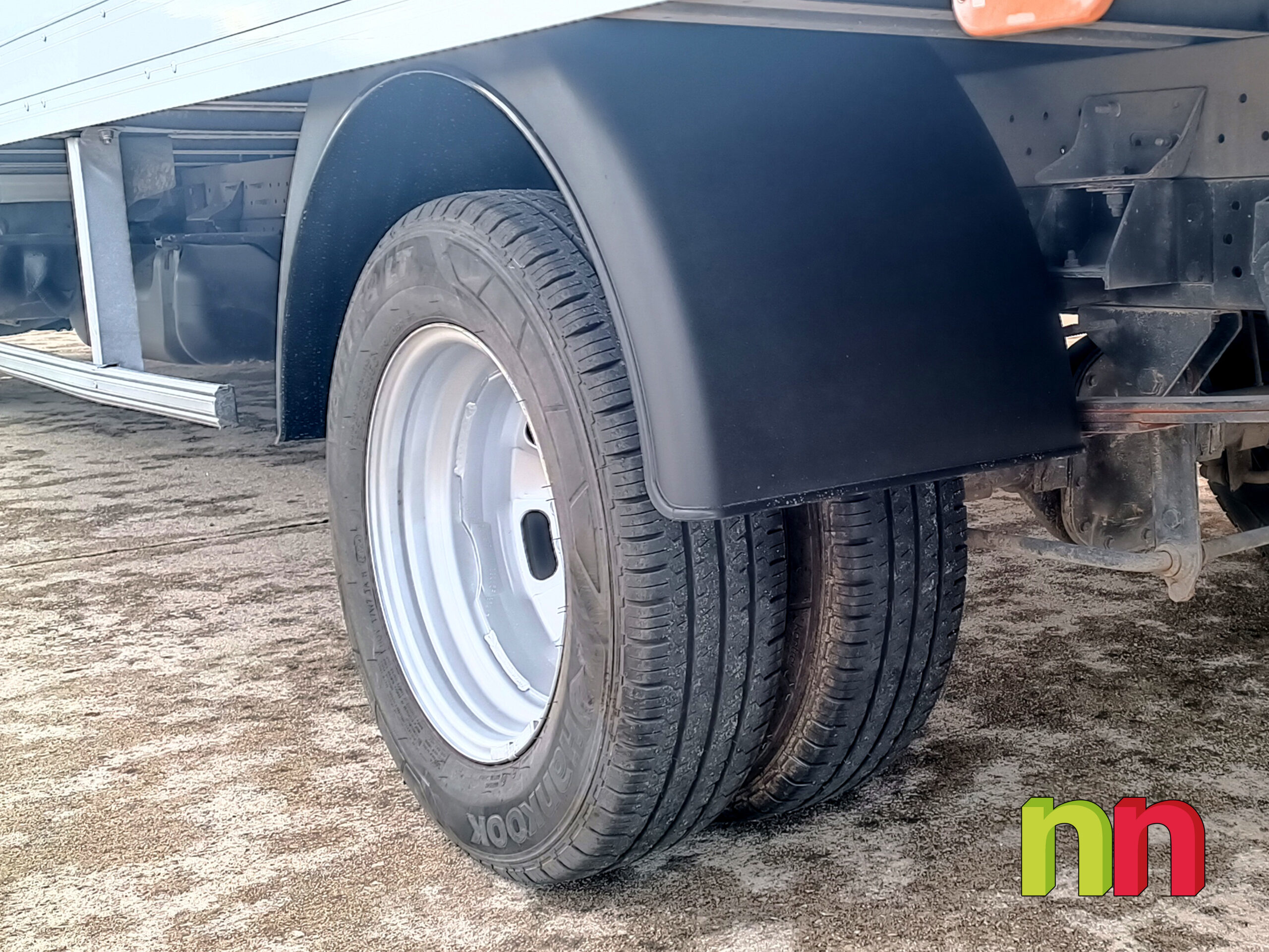 IVECO Daily carrozada con plataforma 3.0TD 160cv 20m3 + puerta lateral + doble rueda